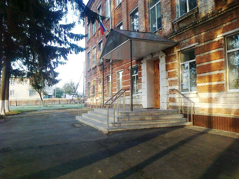 Центральный вход в школу