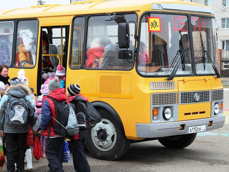 Посадка детей в школьный автобус..